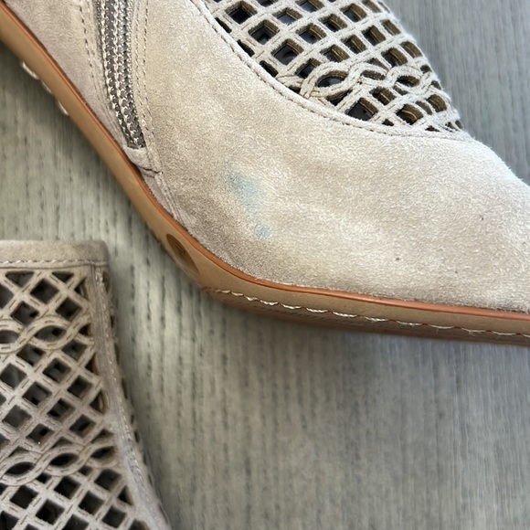 Vince Camuto Gerby Chateau True Suede Perforated Open Toe Heel Bootie 7 1/2 - Picture 4 of 6